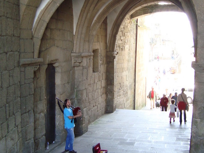 Doedelzakmuziek bij de Arco de Palacio in Santiago de Compostela (Noord Spanje)