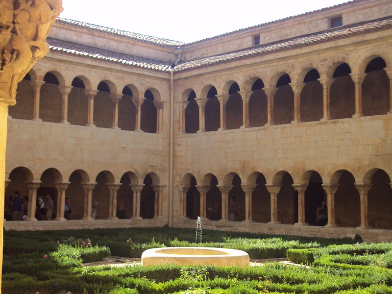 Kloostergang in klooster van Santo Domingo de Silos (Castilië en Leon)