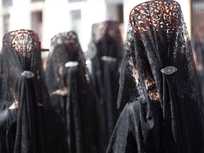 Vrouwen in rouwende zwarte klederdracht tijdens Semana Santa in Andalusië - Foto: Turismo Costa del Sol