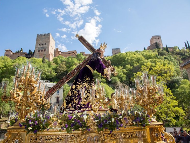 Kruisweg tijdens paasprocessie op Goede vrijdag in Granada (Foto: Turismo de Granada)