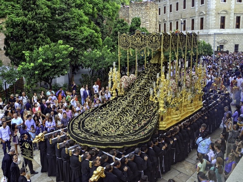 Tijdens de paasprocessies in Andalusië worden prachtige Mariabeelden meegedragen (Foto: Turismo Costa del Sol)