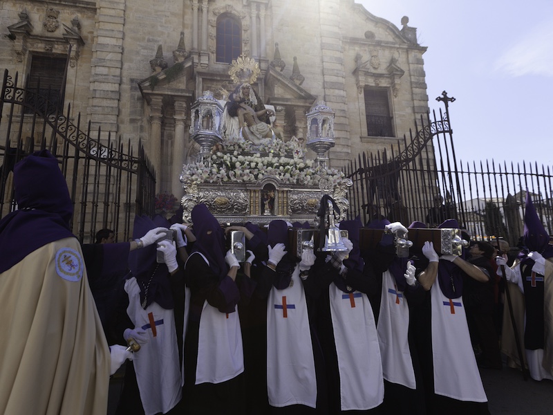 Tijdens Semana Santa processie in Andalusië dragen boetedoeners vaak gezichtsbedekkende mutsen (Foto: Turismo Costa del Sol)