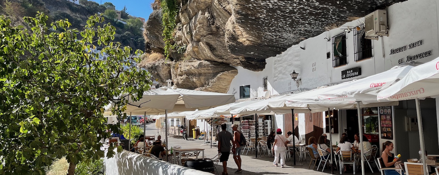 Setenil de las Bodegas in het noordoosten van de provincie Cadiz (Andalusië)