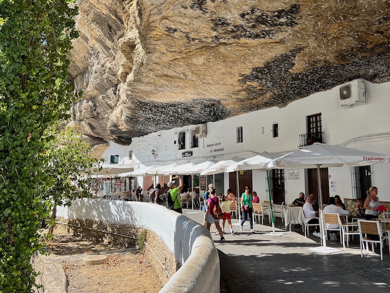 Setenil de las Bodegas op de witte dorpen route van de provincie Cádiz (Andalusië)