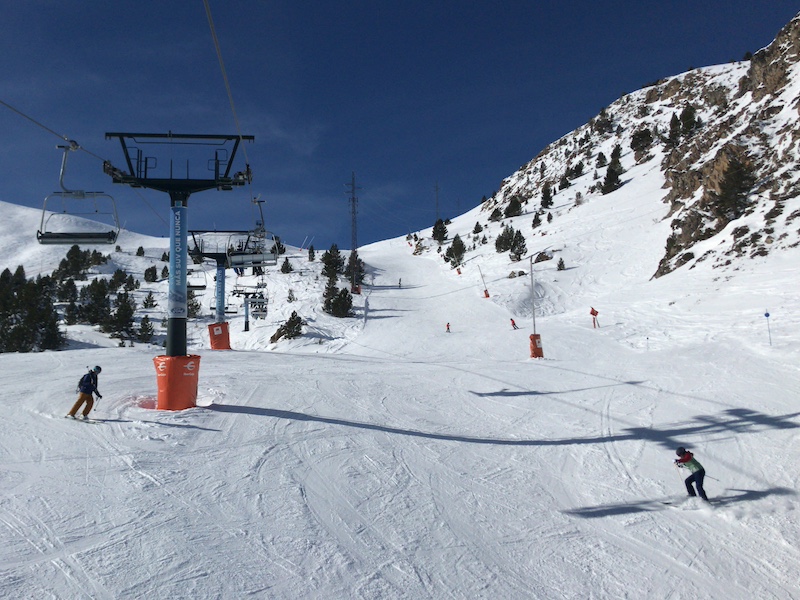 Skiën in skigebied Cerler (Huesca, Aragon)