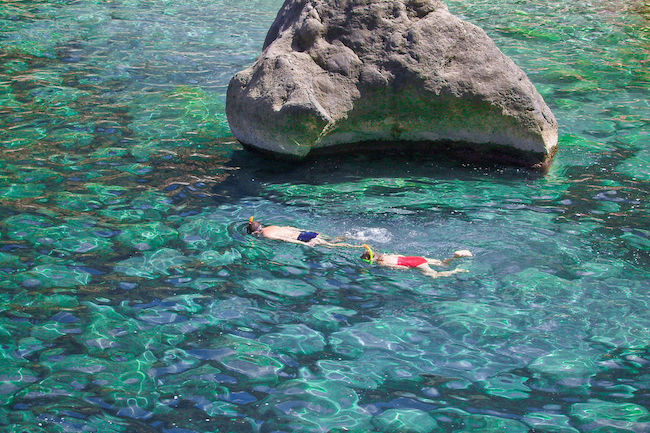 Snorkelen in het kristalheldere water voor de kust van Mallorca