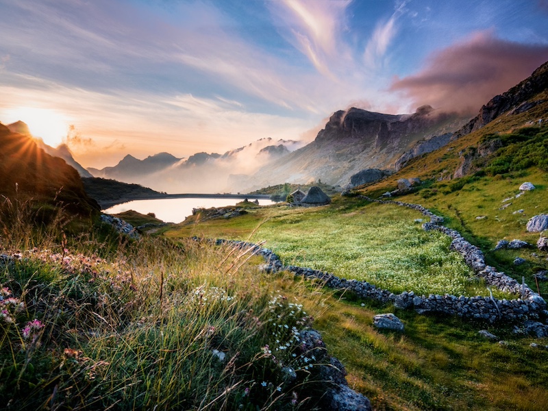 Gletsjermeer bij zonsondergang in natuurpark Somiedo (Asturië)