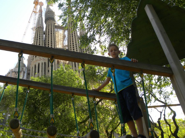 Het parkje bij de Sagrada Familia heeft een leuk speeltuintje