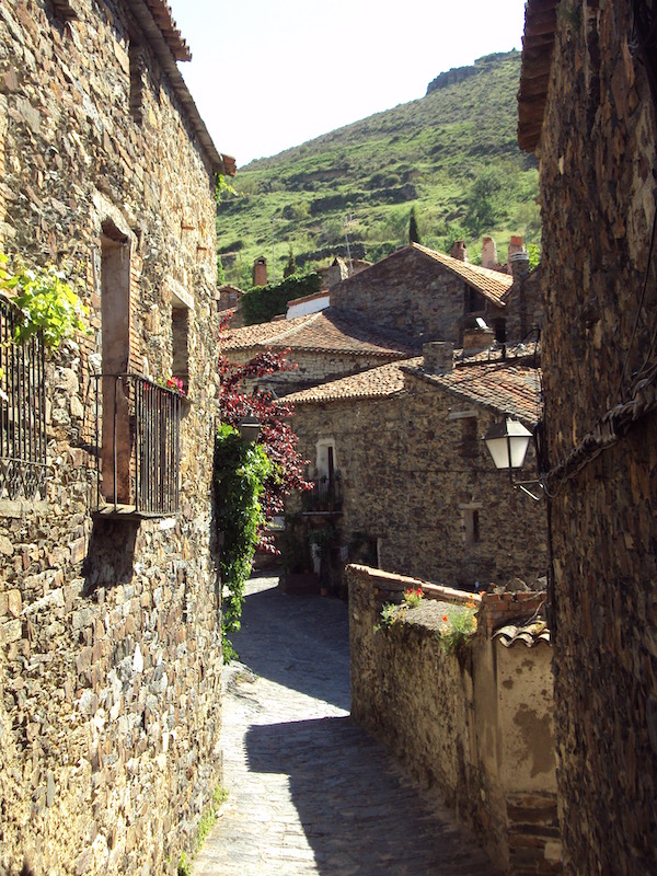 Straatje in bergdorpje Patones de Arriba (Madrid, Midden-Spanje)