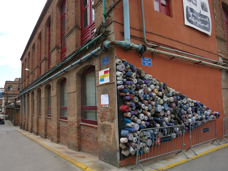 Straatkunst in straatje van voormalige textielfabriek Can Batlló in Barcelona