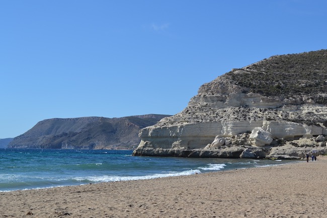 Zandstrand en kristalblauw water in Agua Amarga