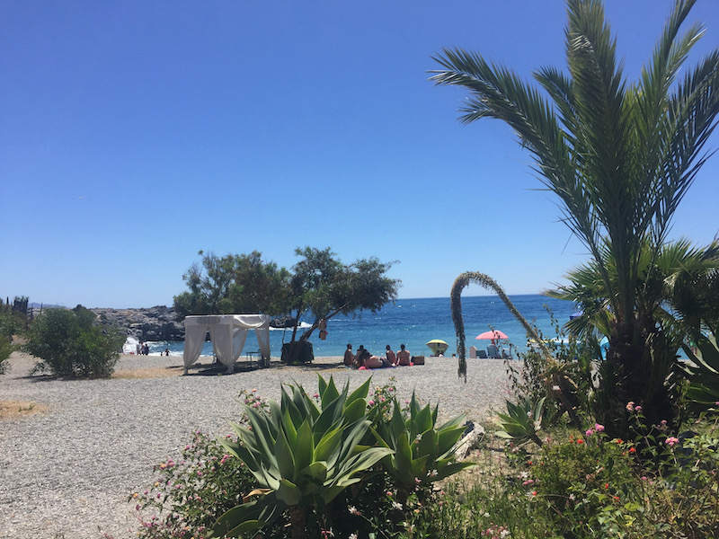 Strand bij de haven van La Herradura aan de Costa Tropical (Granada)