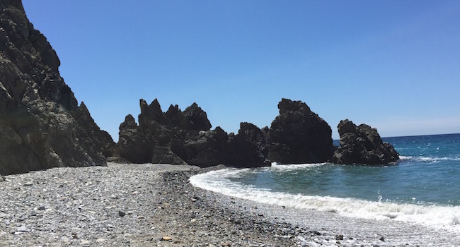Playa las Alberquillas in een geïsoleerde baai buiten Nerja (Zuid Spanje)