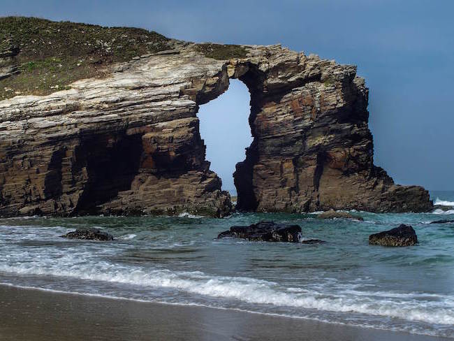 Het Kathedralen strand aan de Rías Altas in Galicië (Noord-Spanje)