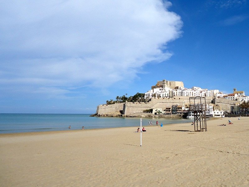 Het strand van Peñiscola aan de Costa del Azahar (Castellón, Valencia)