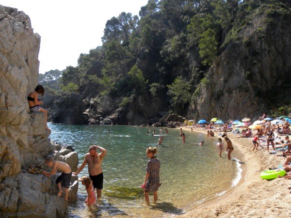 Strandje aan de Costa Brava in Catalonië