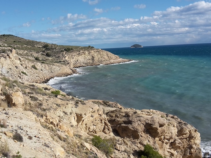 De kust rondd Villajoyosa aan de Costa Blanca