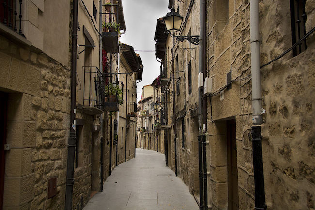 Een straat in de Middeleeuwse plaats Laguardia (La Rioja, Midden Spanje)