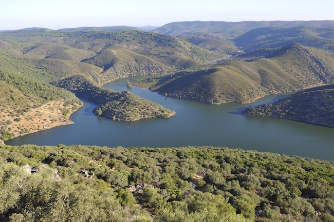 De Tajo rivier (=Taag rivier), die stroomt door natuurgebied Monfragüe in Extremadura - foto: Gertjan de Zoete