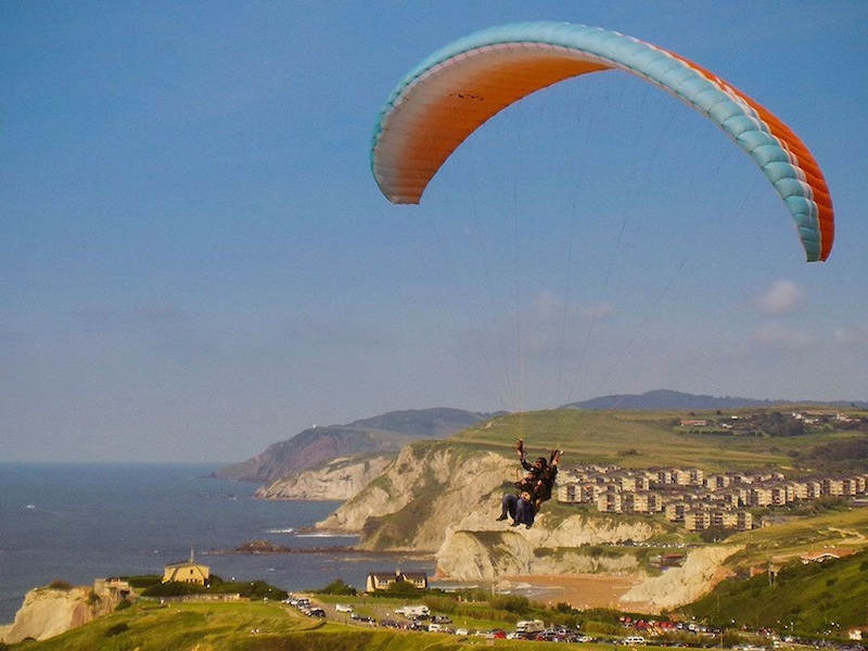 Paragliden voor de ruwe kust van Baskenland