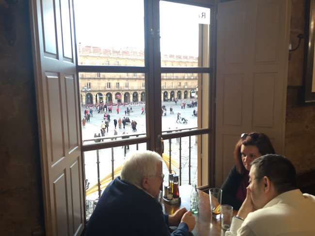 Uitzicht op Plaza Mayor van Salamanca vanuit restaurant Mesón de Cervantes