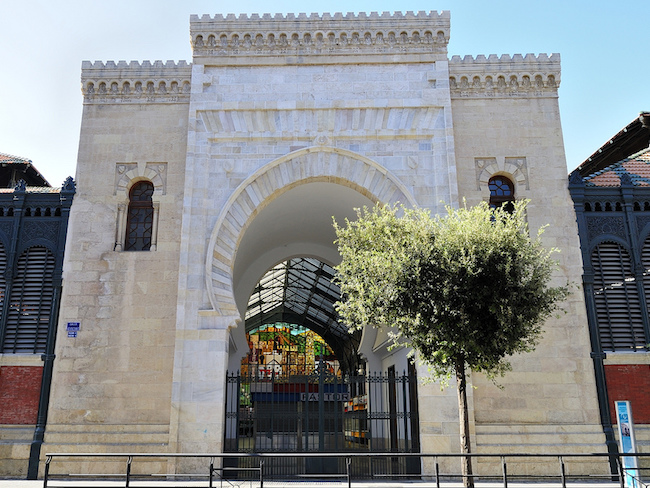 De Arabische toegangspoort van de Atarazanas markt in Malaga (Zuid Spanje)