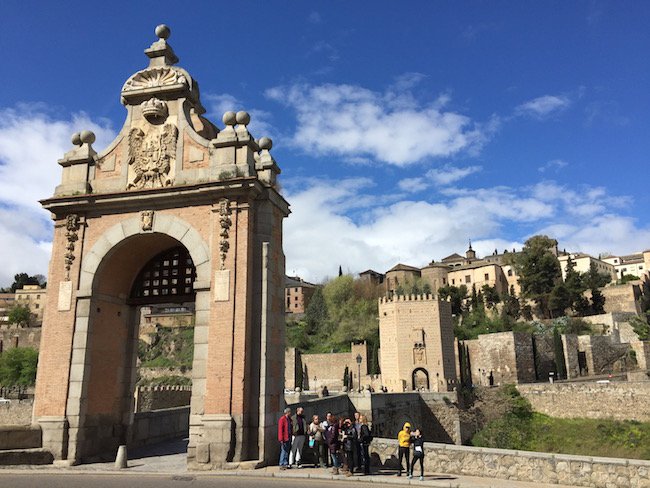 De Alcantara brug - een van de toegangen tot de oude binnenstad van Toledo