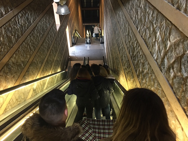 Een lange, stijle roltrap brengt je vanaf de voet van de berg direct omhoog naar het historisch centrum van Toledo