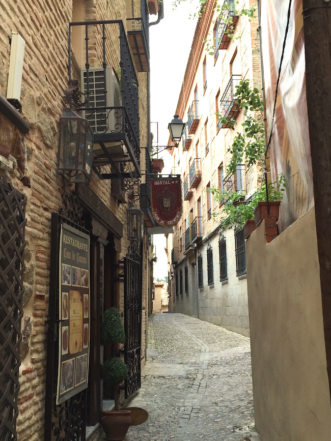 Een smal straatje in de Middeleeuwse plaats Toledo (Midden Spanje)