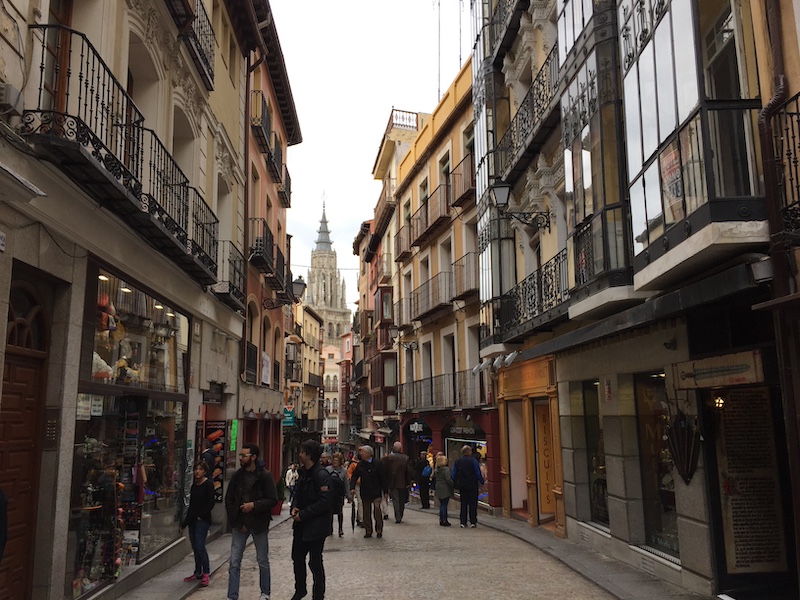 Een knusse smalle straat in Toledo waar je gezellig kunt winkelen