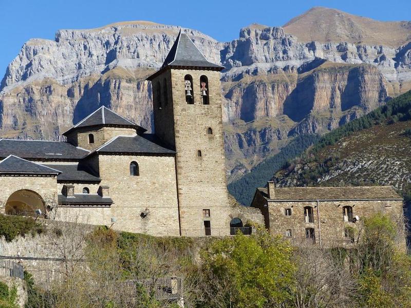 Middeleeuwse plaats Torla (natuurpark Ordesa y Monte Perdido, provincie Huesca, Spaanse Pyreneeën)