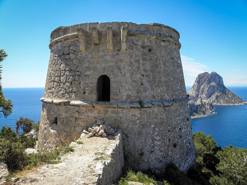 De Piratentoren of Torre des Savinar, de hoogste verdedigingstoren van Ibiza