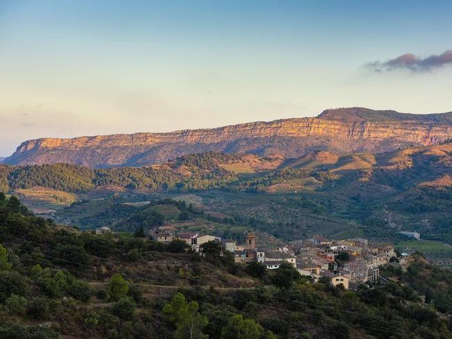 Torrija met op achtergrond Montsant bergmassief in Catalonië
