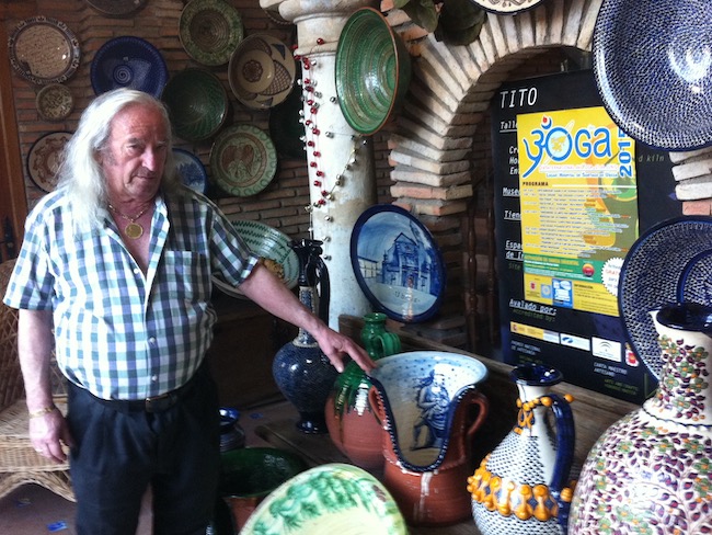 Een traditionele geboorte kruik in pottenbakkerij Tito in Úbeda (Andalusië)