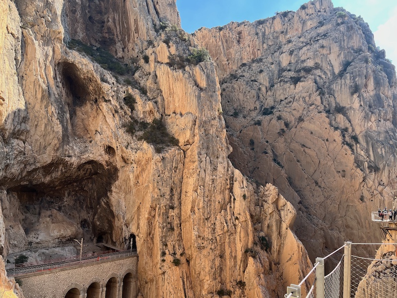 Dwars door de rotsen rond het Caminito del Rey pad werd een spoorlijn aangelegd om vanuit Cordoba houtskool te transporteren