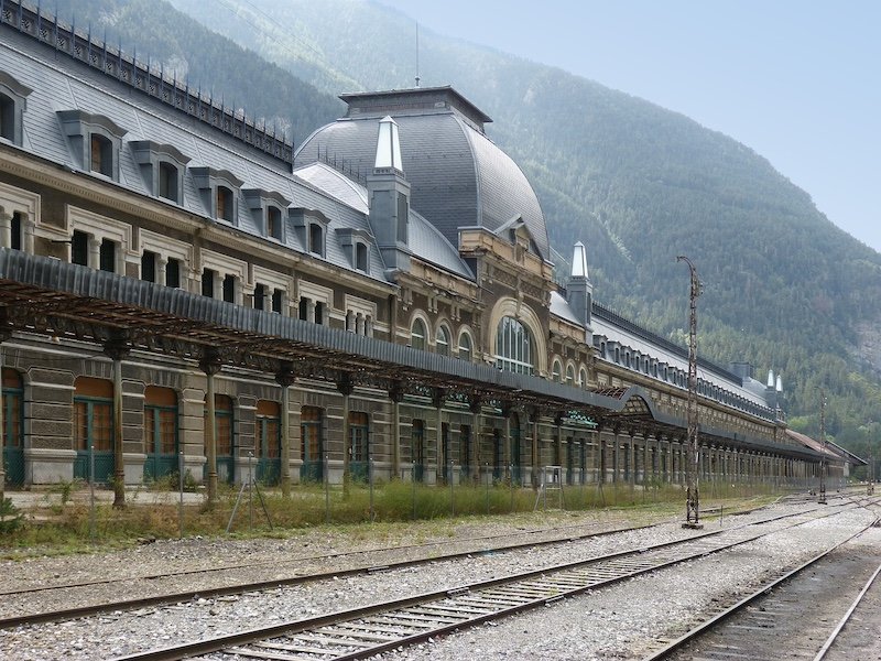 Treinstation van Canfranc (Spaanse Pyreneeën): grootste stationsgebouw Spanje