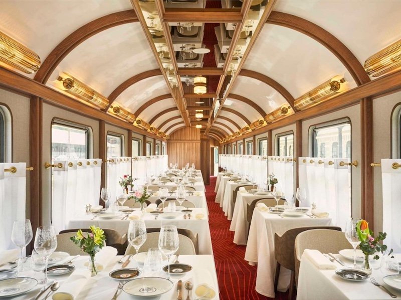 Restaurant 1928 van hotel Canfranc Estación in een voormalige treinwagon