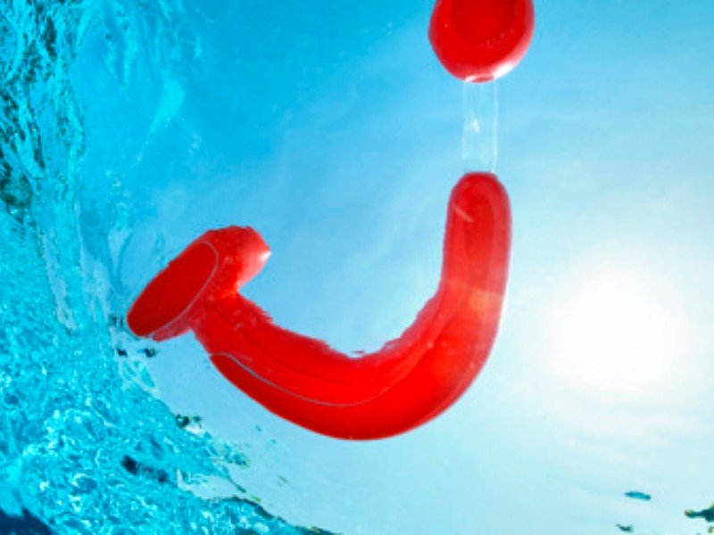 TUI logo in het zwembad