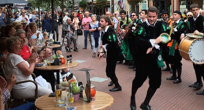 Volle terrassen en blijde gezichten tijdens de street parada van het Tuna Festival in Eindhoven