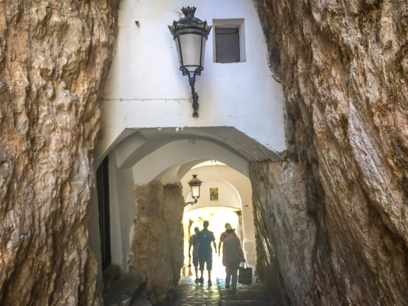 De tunnel om in de oude Moorse vesting Castell de Guadalest te komen