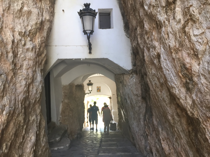 Tunnel om in oude Moorse vesting Castell de Guadalest te komen