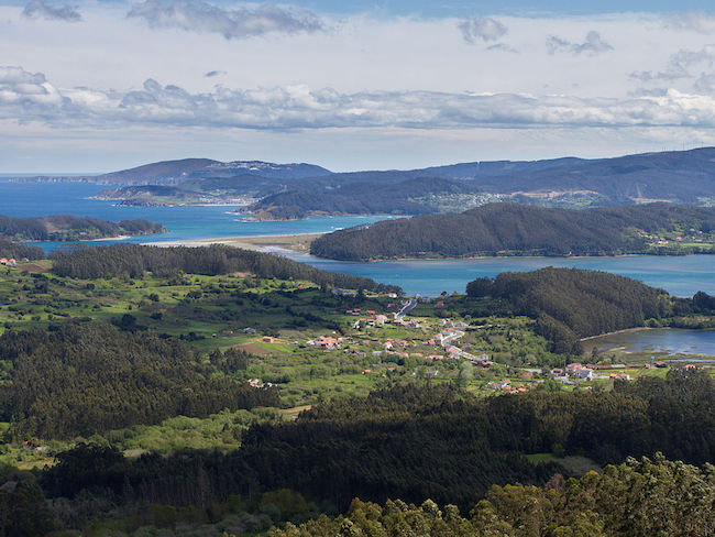 Uitmonding van de Ortigueira rivier in Galicië (Noord Spanje)