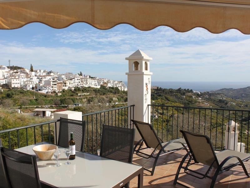 Uitzicht op bergdorp Frigiliana vanaf het grote terras van Casa Poulsen