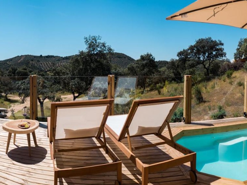Uitzicht op het glooiende weidelandsschap van de Sierra Morena (Cordoba, Zuid-Spanje)