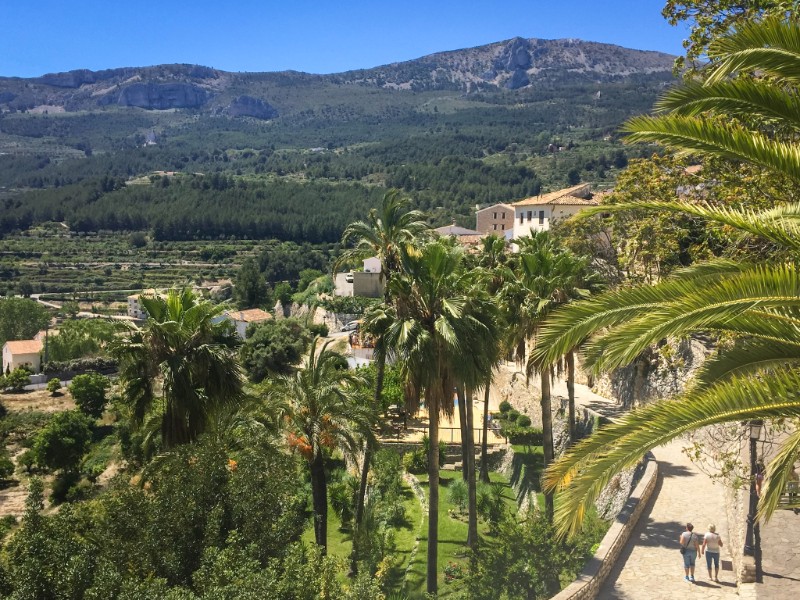 Uitzicht over de vallei van Guadalest vanuit het bergdorp zelf