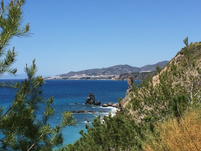Uitzicht vanaf Playa las Alberquillas op uitkijktoren Maro en kustplaats Nerja (Malaga, Andalusië)