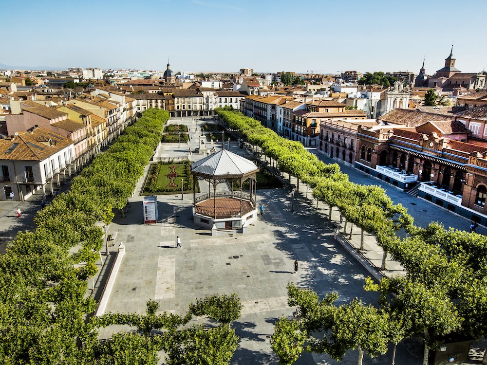 Plaza de Cervantes in Alcalá de Henares (Madrid) vanuit de Santa Maria toren - Foto: Rubén Gaméz
