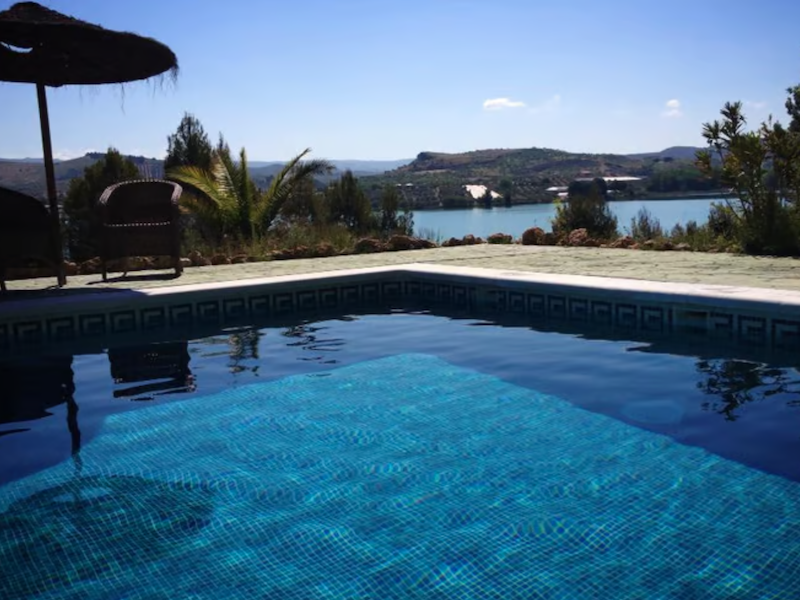 Vakantiehuizen bij Arenas del Rey, aan de zuidkant van het Bermejales meer (Granada, Andalusië) Vakantiehuizen bij Arenas del Rey, aan de zuidkant van het Bermejales meer (Granada, Andalusië)