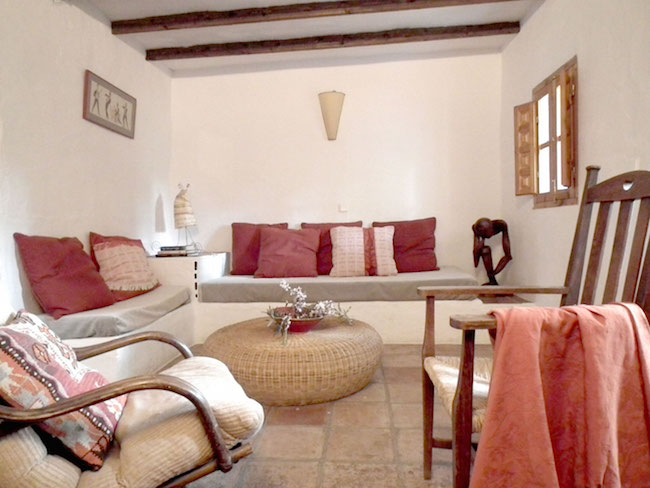 Woonkamer in een van de rustieke vakantiehuizen van Castillejos Retreat in Andalusié
