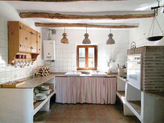 Keuken in een van de rustieke vakantiehuizen van Castillejos Retreat in Zuid Spanje